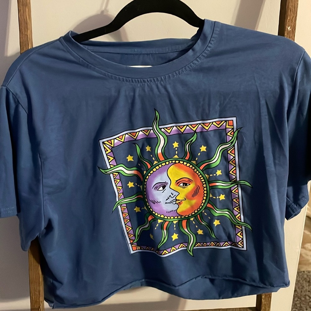 It’s a cropped blue navy,sun t-shirt.
